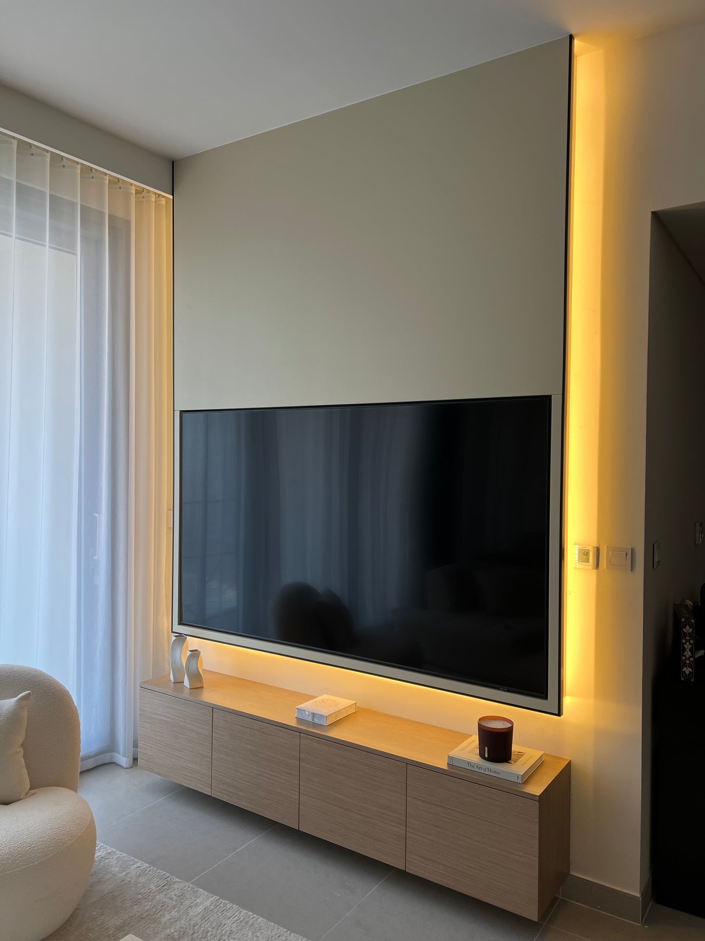 Modern mounted Tv in wall 